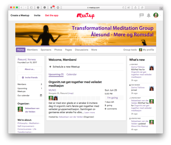 Meditasjonssinstruktør Sebastiaan snakker om fordelene med meditasjon på en samlming