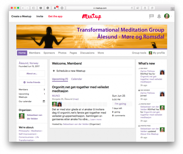 Meditasjonssinstruktør Sebastiaan snakker om fordelene med meditasjon på en samlming
