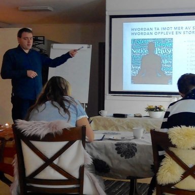 Meditasjonsinstruktør Sebastiaan holder foredrag på et kurs.